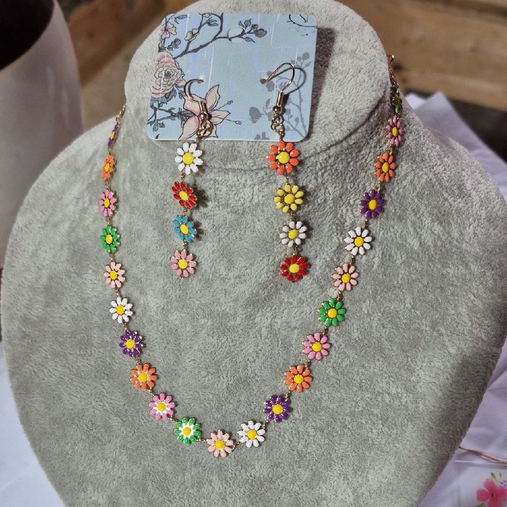 Adorable floral necklace and earrings. NEW!